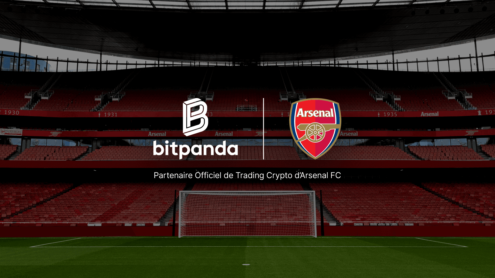 Empty soccer stadium with Bitpanda and Arsenal FC logos on the seating. Text reads "Partenaire Officiel de Trading Crypto d'Arsenal FC."